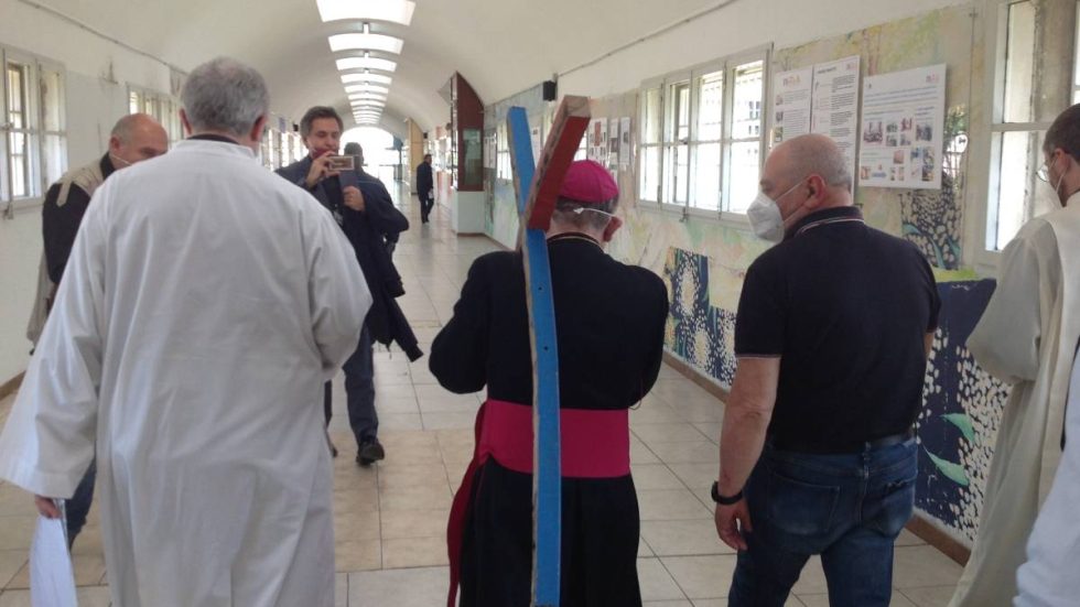 L'Arcivescovo durante la Via Crucis