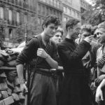 L'abbé Camille Folliet sulle barricate di Parigi, agosto 1944, con alcuni giovani combattenti (foto R. Doisneau)