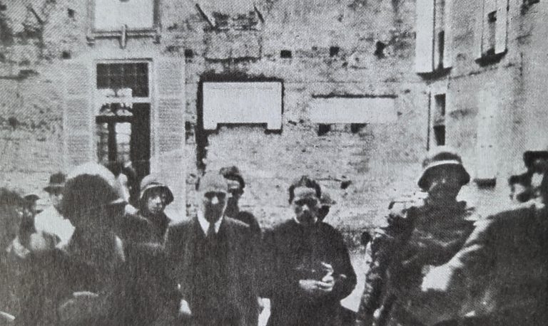 Don Attilio Bassi, già arrestato dai fascisti, assiste il gerarca Farinacci prima della fucilazione, che non riuscì a impedire