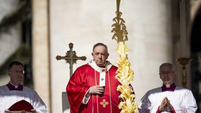 Il Papa: «Nella follia della guerra si torna a crocifiggere Cristo»