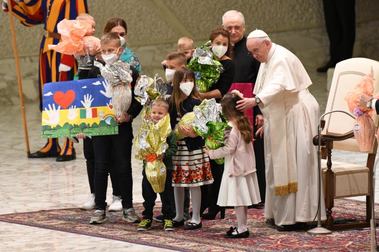 All'udienza generale in Aula Paolo VI del 6 aprile, il Papa dona uova di cioccolato a bambini dell’Ucraina (foto Sir / Marco Calvarese)