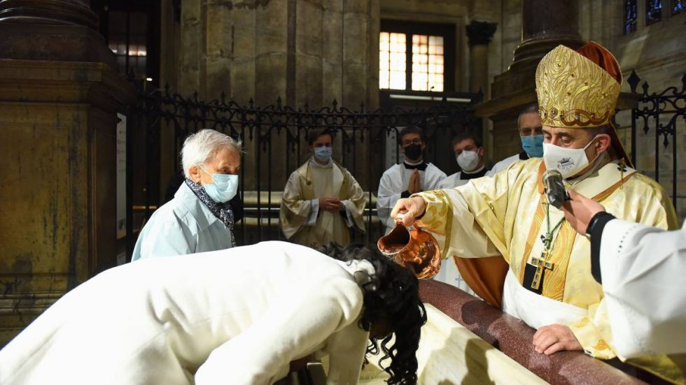 L'Arcivescovo battezza un catecumeno alla Veglia pasquale dello scorso anno