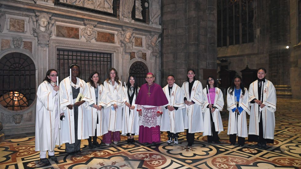 L'Arcivescovo e i catecumeni che hanno partecipato alla Veglia pasquale del 2022