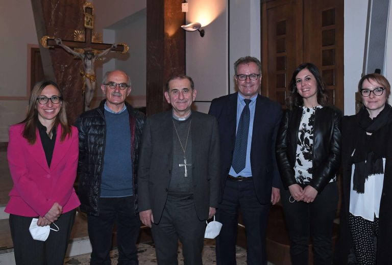 Gli intervenuti alla serata: Da sinistra Raffaella Fioravanti, Guido Agostoni, l'Arcivescovo, Virginio Brivio, Maria Concetta La Corte e Stefania Pozzati 