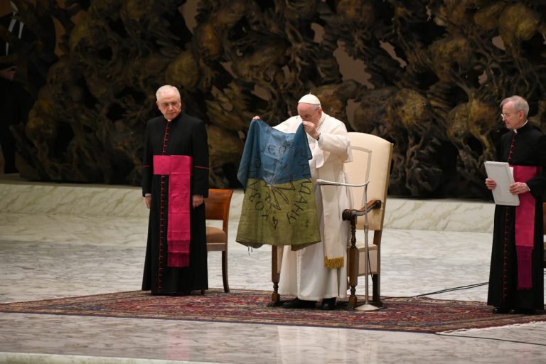 Il Papa mostra la bandiera giunta da Bucha (foto Vatican Media / Sir)