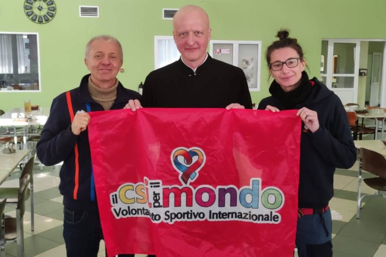 Da sinistra, Massimo Achini, padre Ihor e Valentina Piazza (foto Csi)
