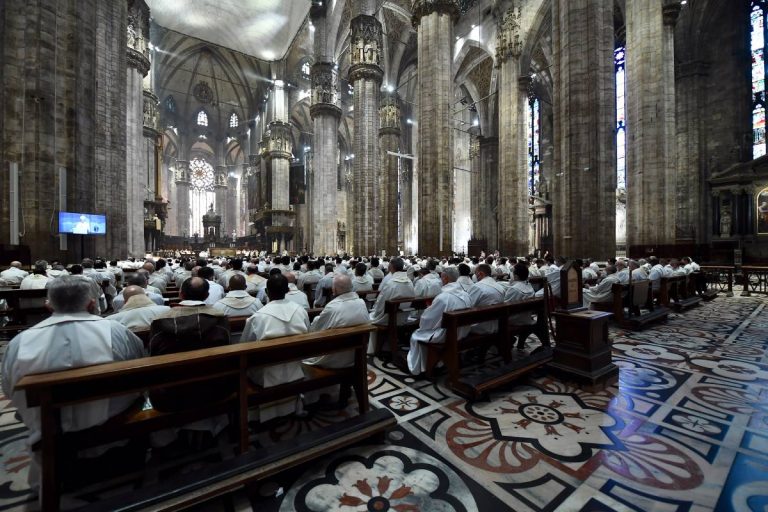 Il Duomo affollato dai sacerdoti 