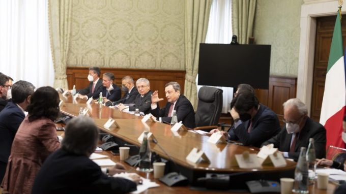 Draghi: «Faremo tutto ciò che è necessario per aiutare famiglie e imprese»