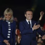 Emmanuel Macron con la moglie (foto Ansa / Sir)