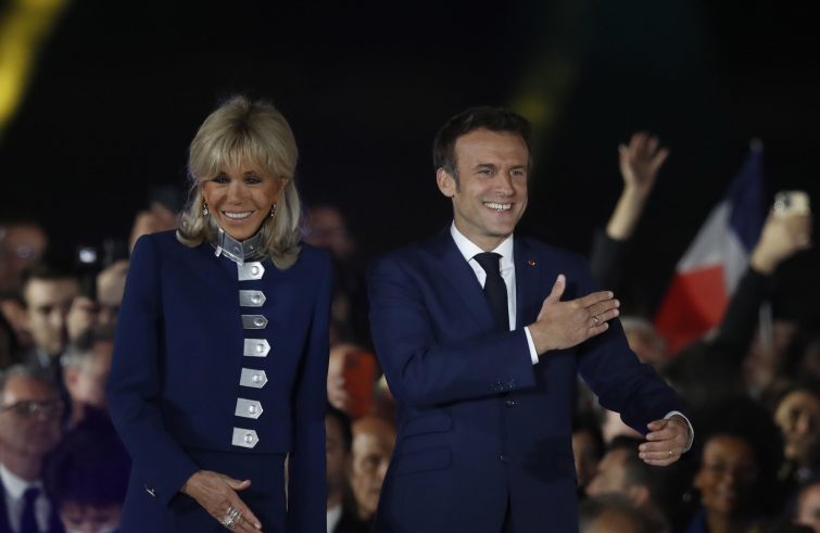 Emmanuel Macron con la moglie (foto Ansa / Sir)