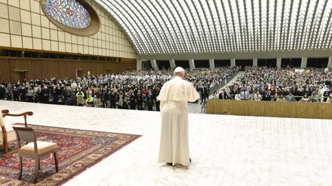 Papa: «L'aggressione armata di questi giorni è un oltraggio a Dio»