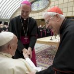 Il cardinale Bassetti con papa Francesco (foto Vatican Media / Sir)