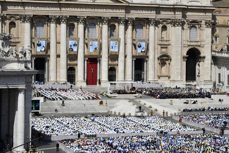 I fedeli in piazza San Pietro per le canonizzazioni del 15 maggio (foto Siciliani / Gennari / Sir)