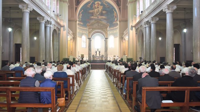 Generazioni di sacerdoti ambrosiani festeggiati a Venegono