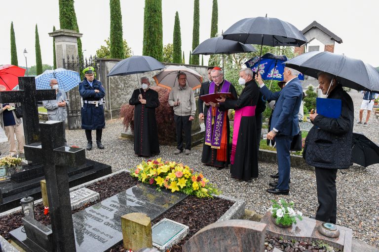 Il cardinale Pietro Parolin in preghiera sulla tomba di monsignor Aristide Pirovano
