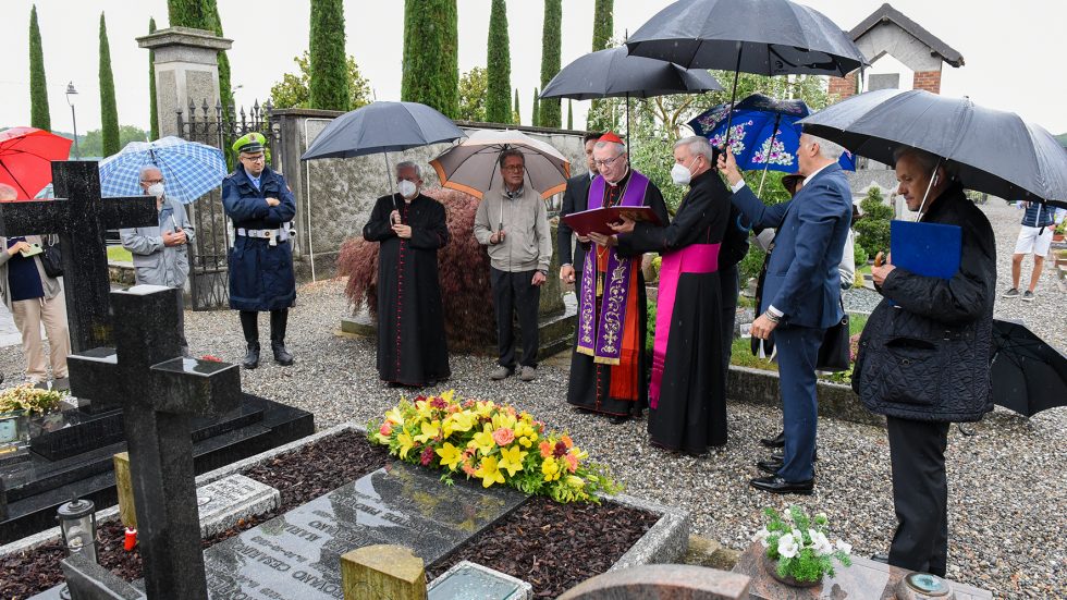 Il cardinale Pietro Parolin in preghiera sulla tomba di monsignor Aristide Pirovano (foto Oscar Manzoni - Happy Foto)