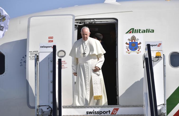 Il Papa scende dall'aereo durante uno dei suoi viaggi internazionali (foto Sir)