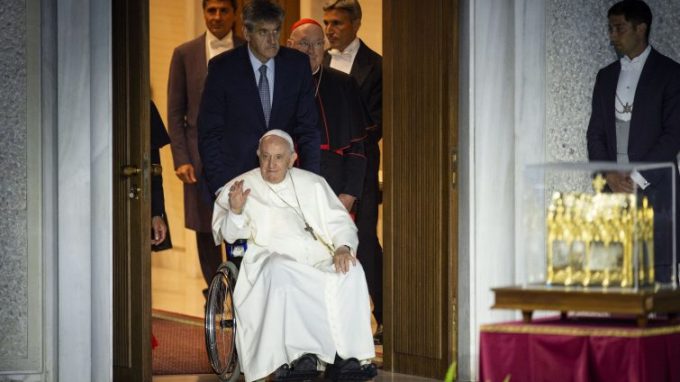 Il Papa: «La vita familiare non è una missione impossibile»