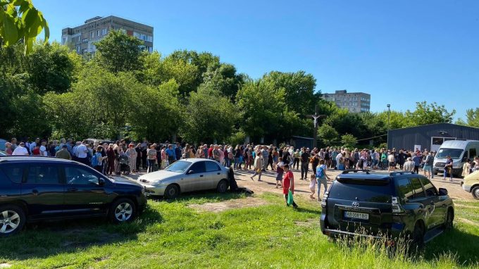 A Dnipro in 7 mila in fila per un pacco viveri