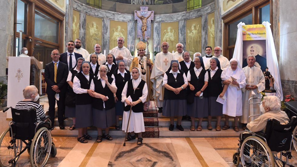 L'Arcivescovo tra le Suore delle Poverelle e i rappresentanti dell'Istituto Palazzolo e della Fondazione Don Gnocchi al termine della celebrazione