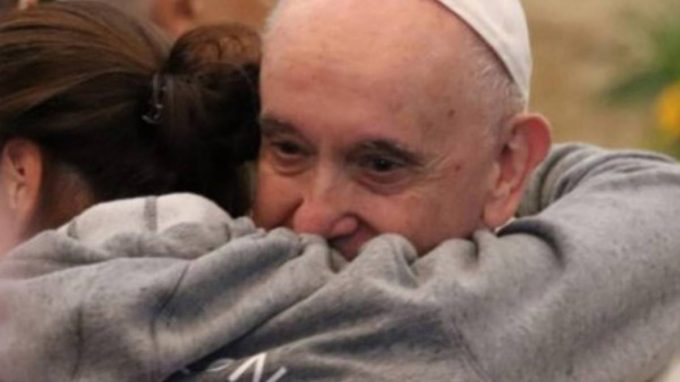 Papa Francesco: «Quanti poveri genera l’insensatezza della guerra!»