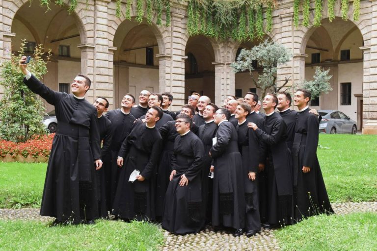 "Selfie di gruppo" per i 22 candidati al sacerdozio