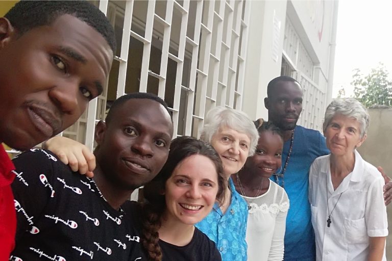 Suor Luisa con gli educatori di Kay Chal