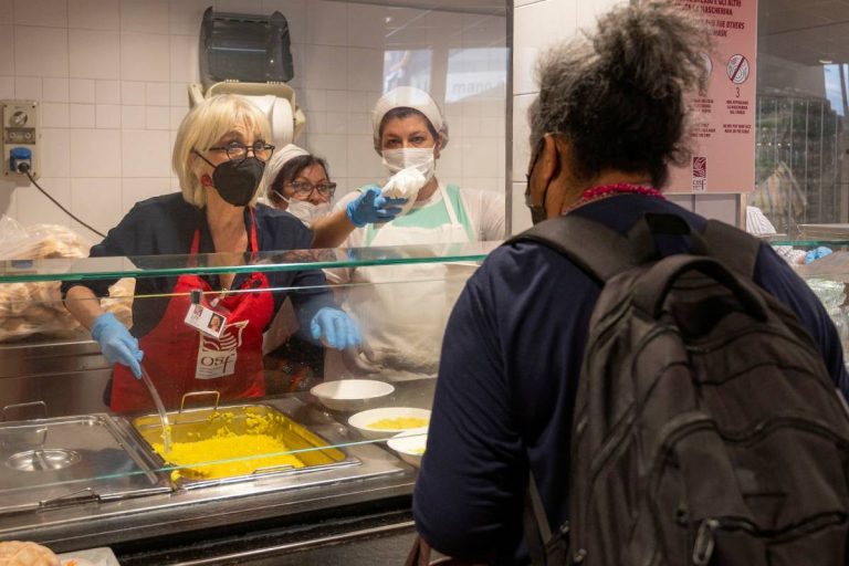 Anna Bonaiuto “in servizio” (foto Isabella Balena)