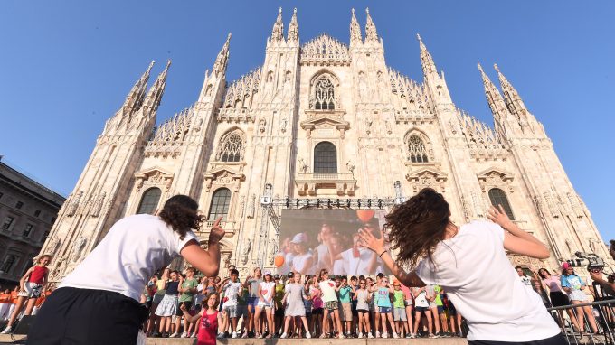 «Sante subito!», famiglie in festa in piazza Duomo