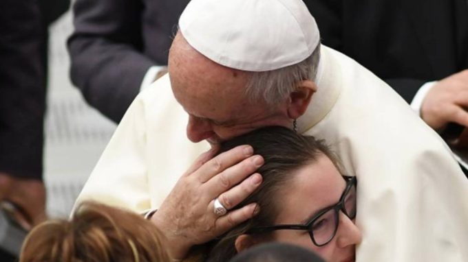 «Abbracciare gli altri è un gesto che realizza la pace»