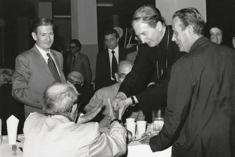 Il cardinale Martini con gli ospiti dell’Opera Cardinal Ferrari, che a Milano tutti i giorni provvede al pranzo dei poveri

