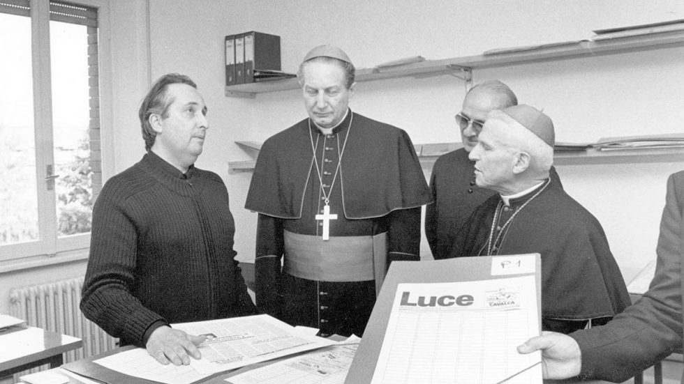 Visita al settimanale cattolico di Varese «Luce»: il cardinale Martini con l’allora direttore don Gilberto Donnini
