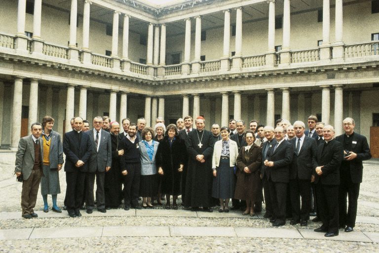Il cardinale Carlo Maria Martini nel cortile del Seminario di corso Venezia a Milano con i partecipanti al Simposio dei Vescovi europei

