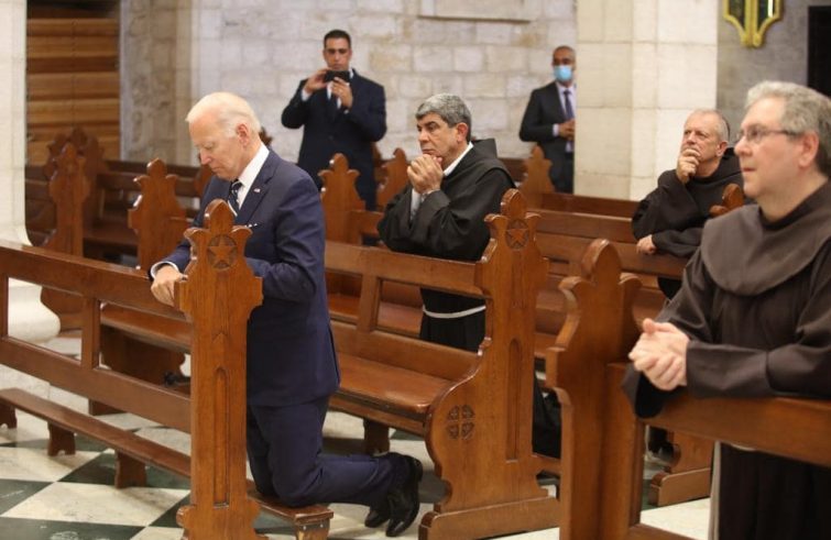 Joe Biden in preghiera nella chiesa di Santa Caterina (foto Sir)