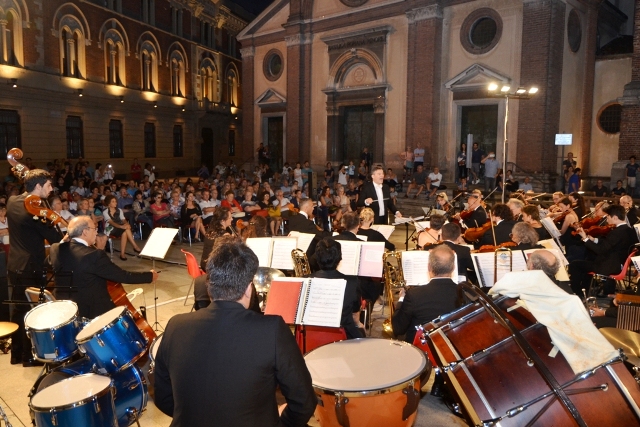 L’orchestra e il coro sinfonico Amadeus, diretti dal maestro Marco Raimondi