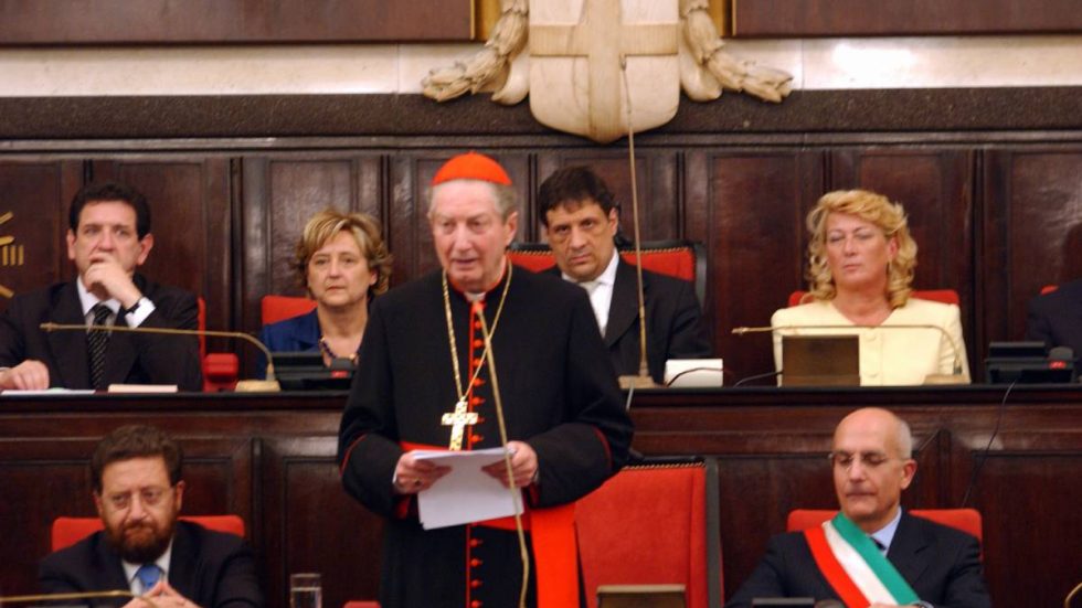 Il cardinale Carlo Maria Martini parla al Consiglio comunale di Milano nel giugno 2002. A destra l'allora sindaco Gabriele Albertini (foto Agenziafotogramma.it)