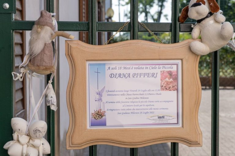 L'annuncio funebre di Diana Pifferi (foto Agenzia Fotogramma)