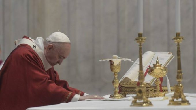 Il Papa: riscoprire «la bellezza della liturgia»