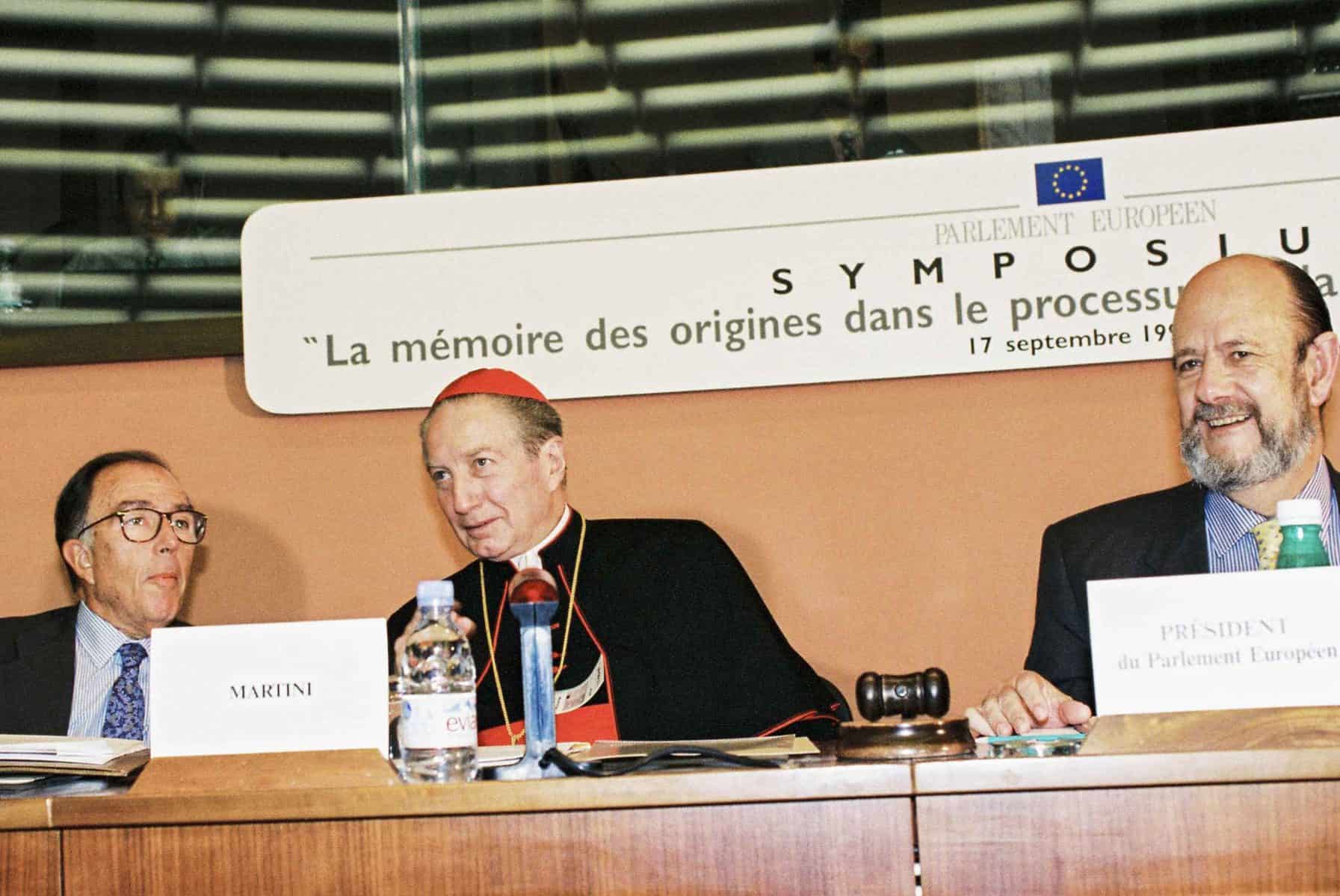 Carlo Maria Martini con il presidente del Parlamento europeo José MaríaGil-Robles y Gil-Delgado al Simposio di Strasburgo nel settembre 1997