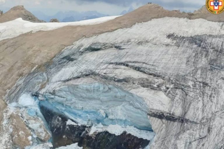 Il ghiacciaio della Marmolada (foto Ansa / Sir)