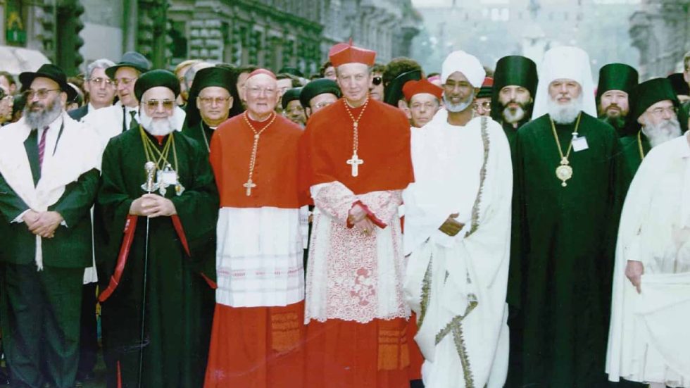 Il cardinale Martini e altri leader religiosi all’incontro internazionale «Uomini e religioni», che Milano ospitò nel 1993 (foto Fondazione Martini)