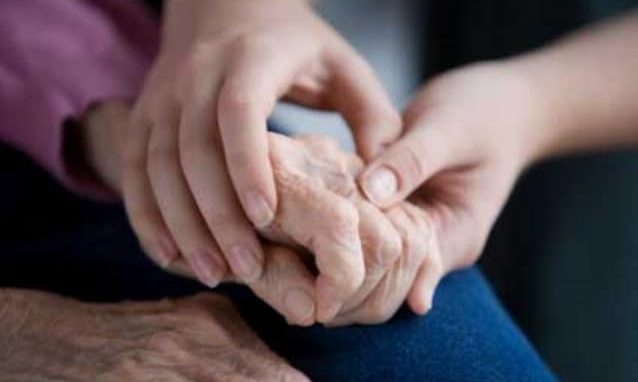Anziani non-autosufficienti, le famiglie chiedono più concretezza