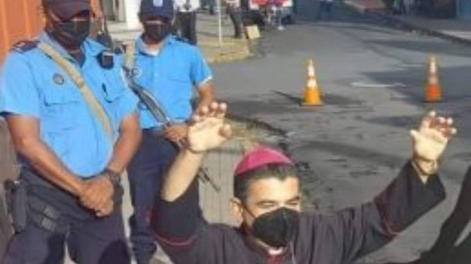 Il Vescovo assediato dalla polizia esce con il Santissimo