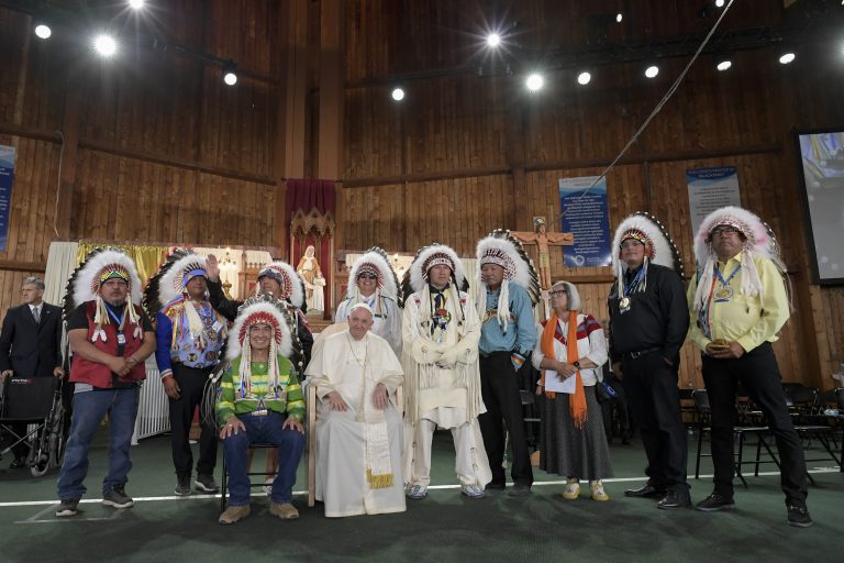 Uno degli incontri di papa Francesco con i rappresentanti dei nativi in Canada (foto Vatican Media / Sir)