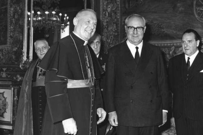 Il cardinale Angelo Dell'Acqua con il presidente della Repubblica Giuseppe Saragat