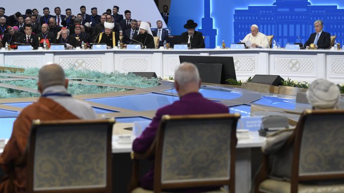 Papa Francesco: «L’uomo è la via delle religioni»