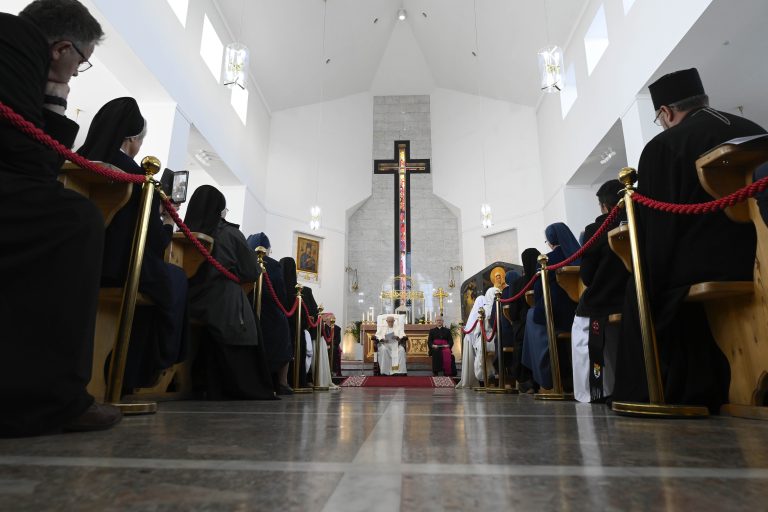 L'incontro in Cattedrale (foto Vatican Media / Sir)