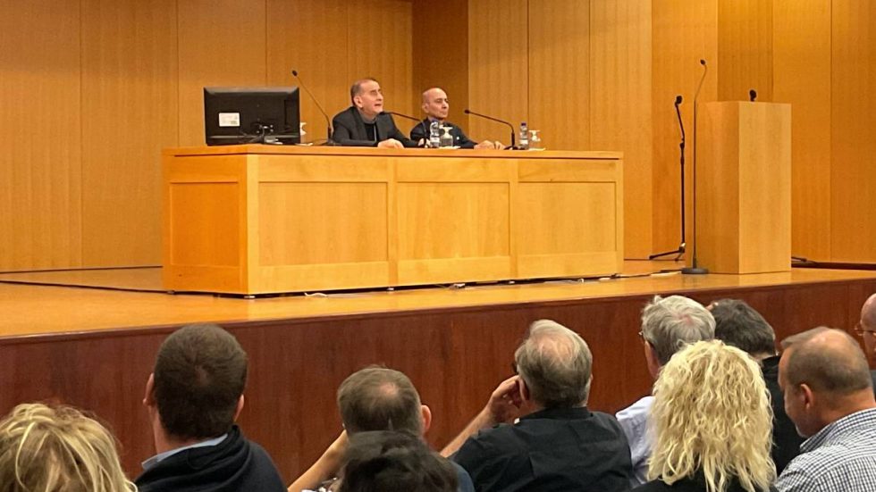 L’Arcivescovo e don Massimo Pavanello durante il dialogo Fatima 2022