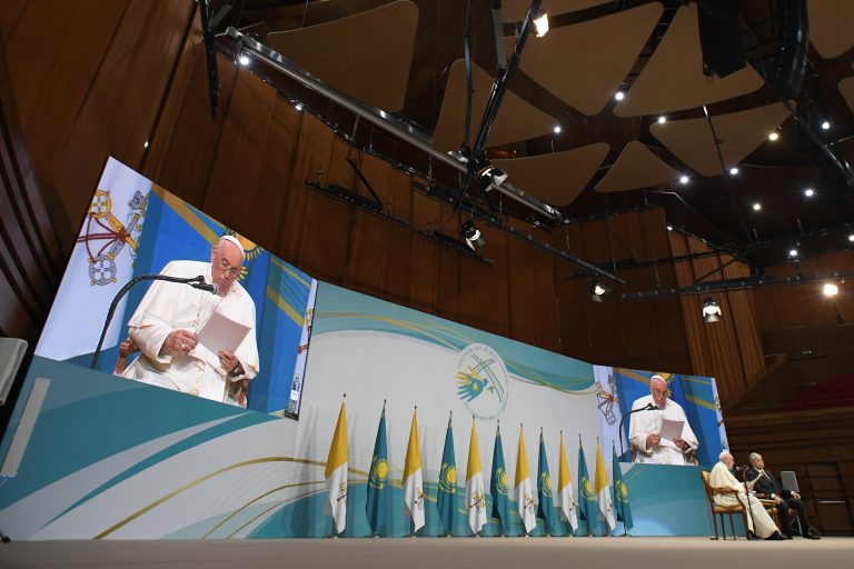 L'incontro di papa Francesco con le autorità, la società civile e il Corpo diplomatico (foto Vatican Media / Sir)