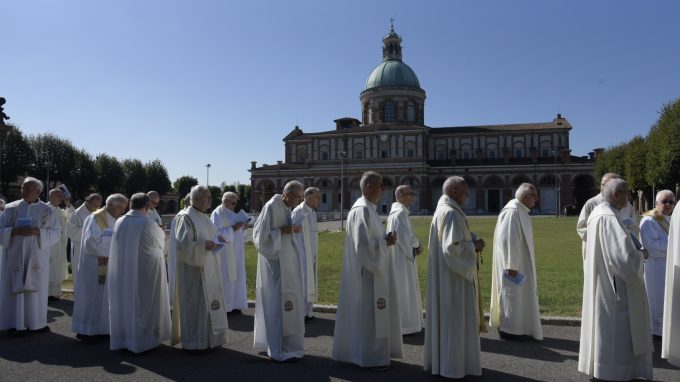 Il Papa ai preti anziani e malati: «Non è tempo di tirare i remi in barca»